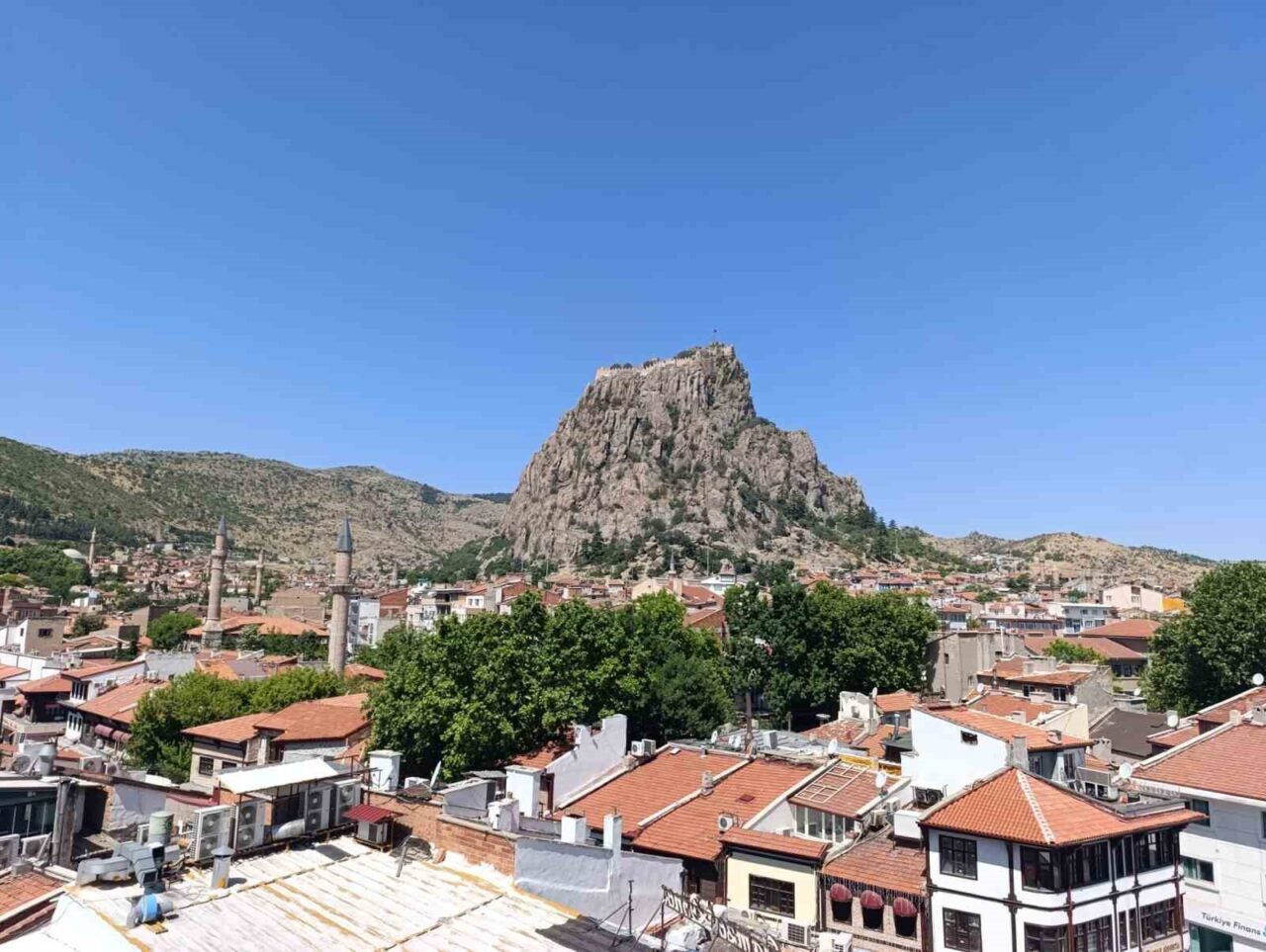 Afyonkarahisar yeni haftaya sıcak ve açık bir hava ile başlarken,