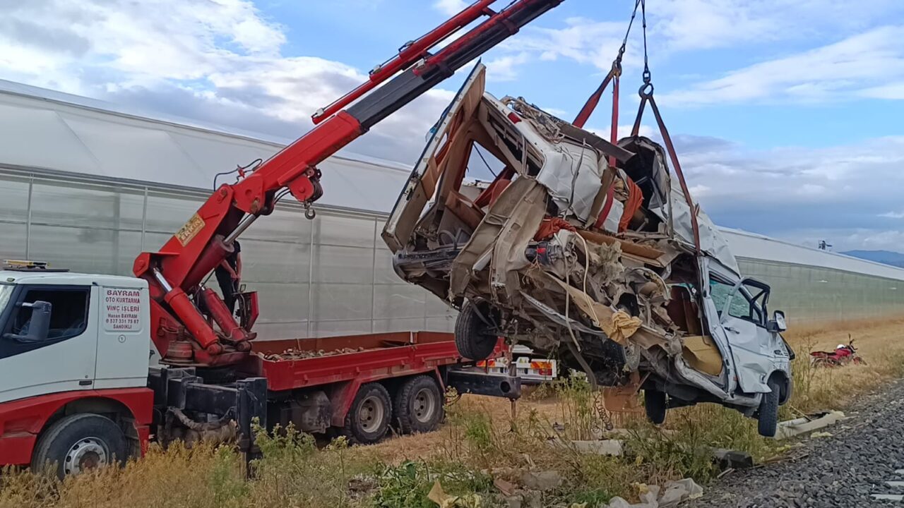 Afyonkarahisar'ın Sandıklı ilçesinde hemzemin geçitte trenin çarptığı minibüsün sürücüsü yaralandı.