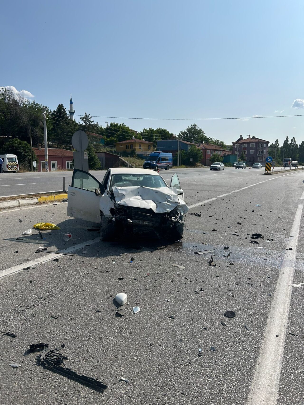 Afyonkarahisar'ın Çay ilçesinde iki otomobilin çarpışması sonucu 1 kişi öldü,