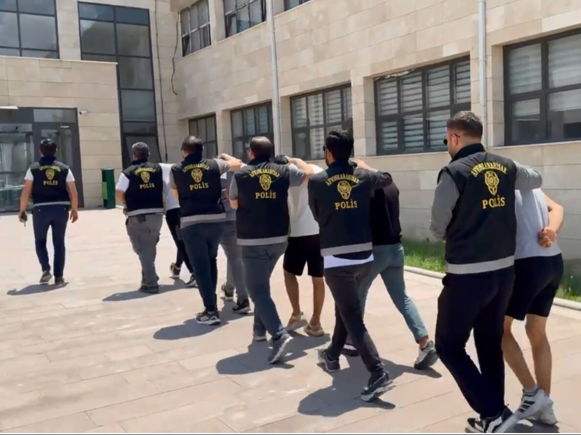 Afyonkarahisar’da kablo hırsızlığı yaptıkları iddiasıyla gözaltına alınan 5 zanlı tutuklandı.