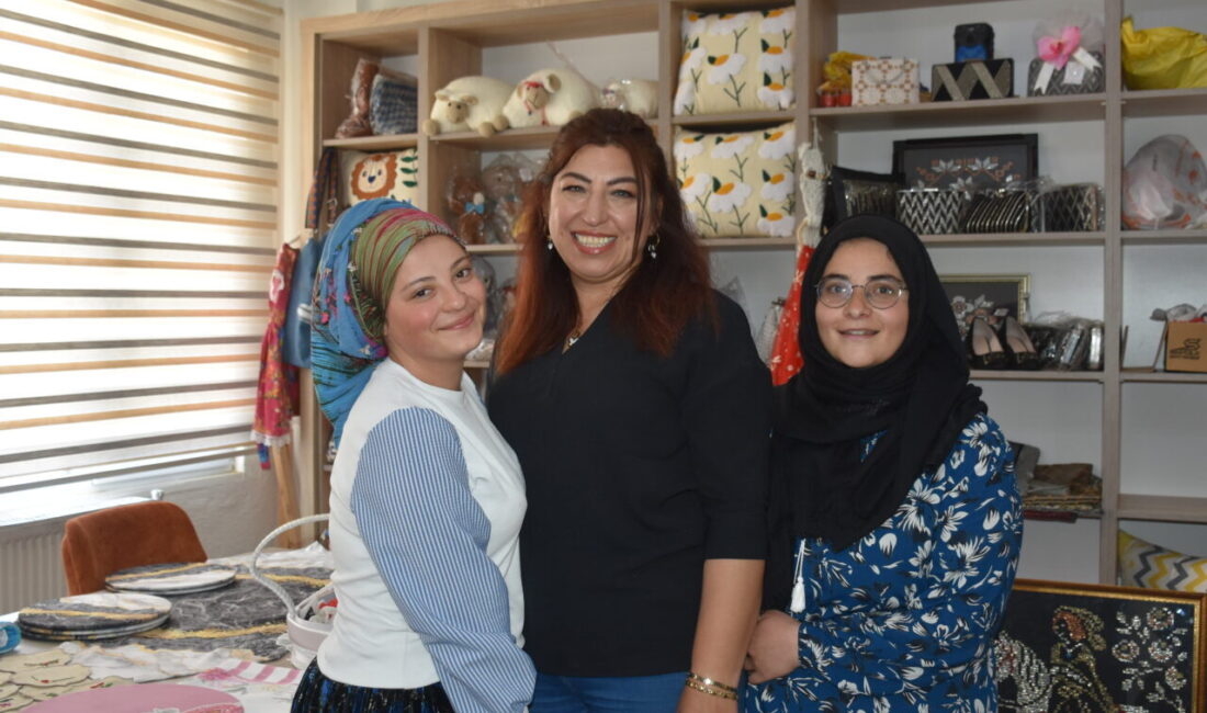 - Kadın Kültür Evi Müdürü Tülay Sulupınar:
- "Perdecilerden toplanan atık