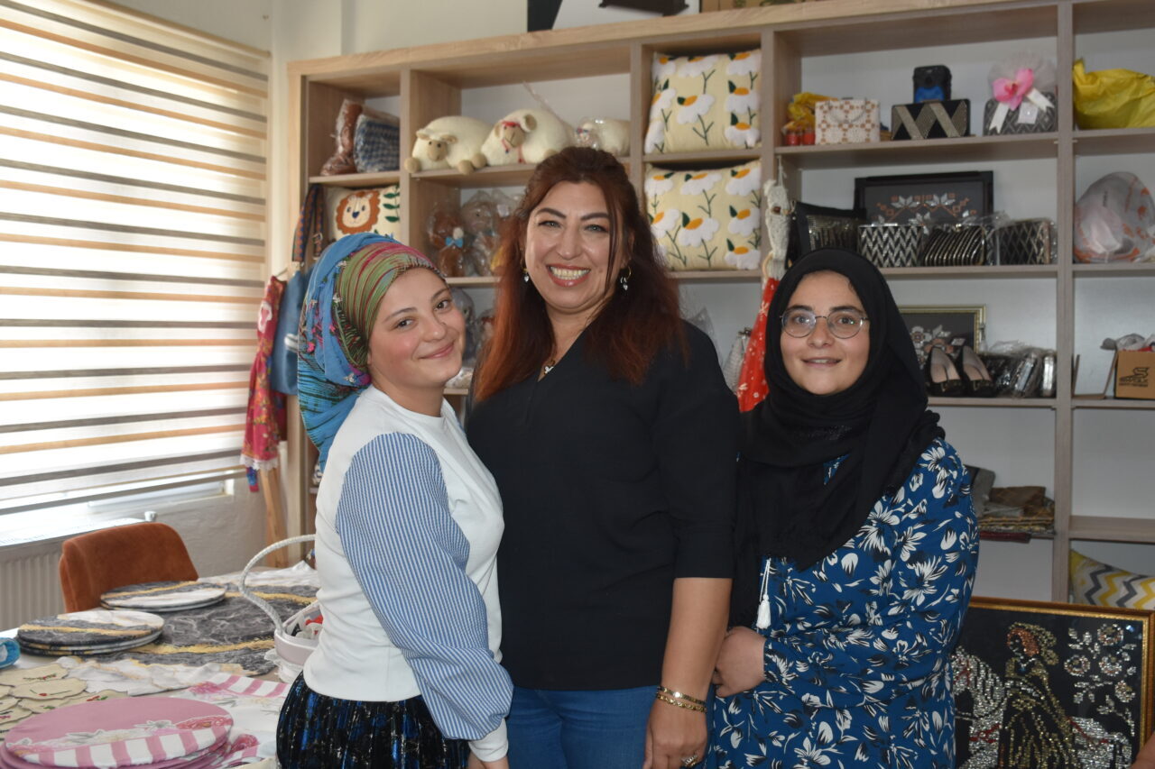 - Kadın Kültür Evi Müdürü Tülay Sulupınar:
- "Perdecilerden toplanan atık