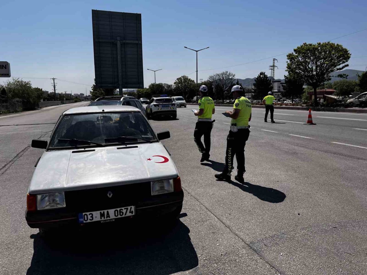 Kurban Bayramı öncesinde artan trafik yoğunluğuna karşı Afyonkarahisar’da denetimler sıklaştırıldı.