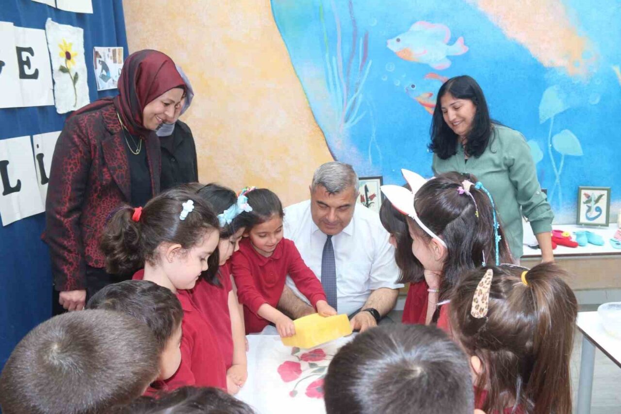 Afyonkarahisar Hacı Lütfiye Kocaşaban Anaokulu’nda düzenlenen keçe atölyesi etkinliğinde, geleneksel