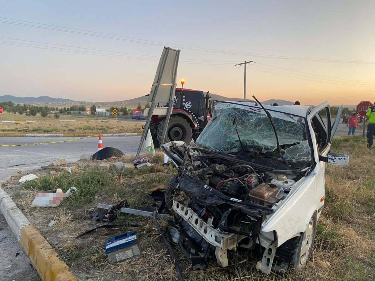 Afyonkarahisar'ın Emirdağ ilçesinde otomobil ile traktörün çarpışması sonucu 4 kişi