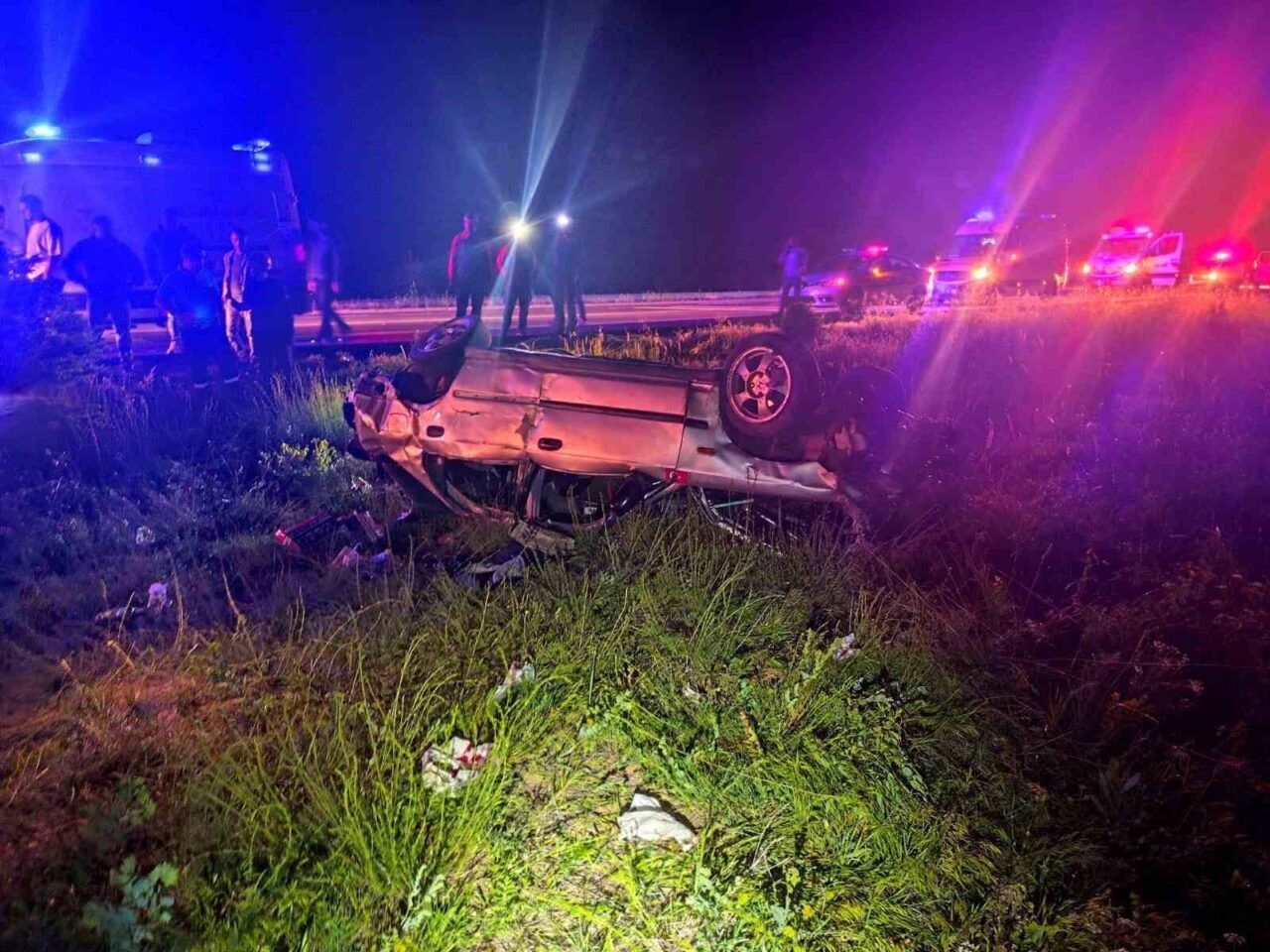 Afyonkarahisar’ın Sinanpaşa ilçesinde kontrolden çıkıp şarampole devrilen otomobildeki 7 kişi