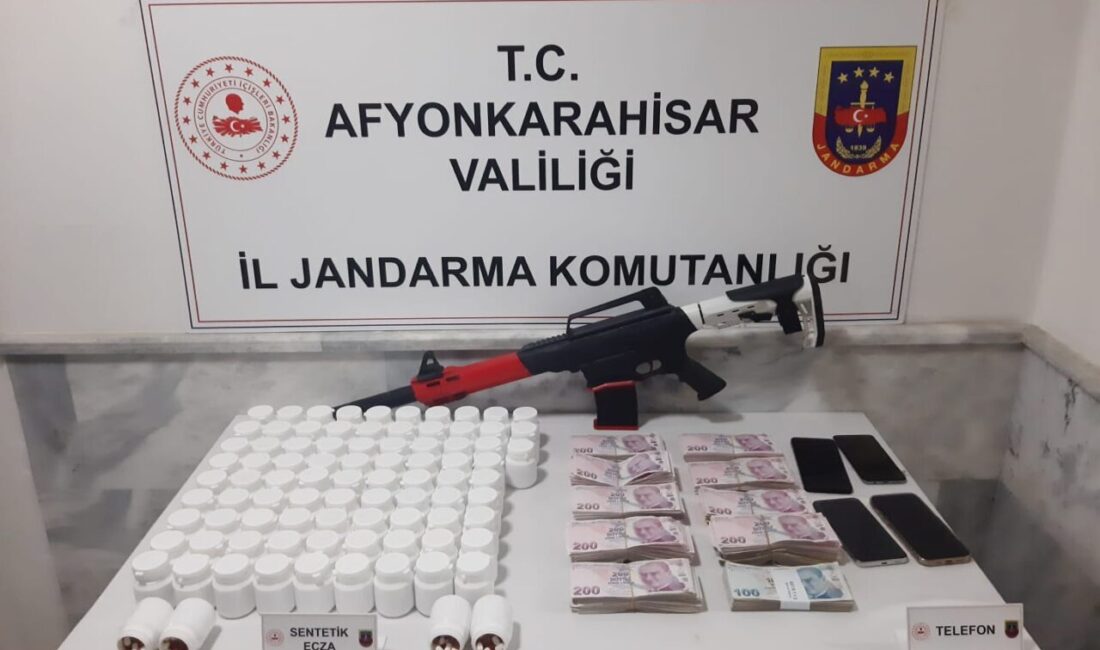 AFYONKARAHİSAR (AA) – Afyonkarahisar'a uyuşturucu operasyonunda 3 şüpheli gözaltına alındı.