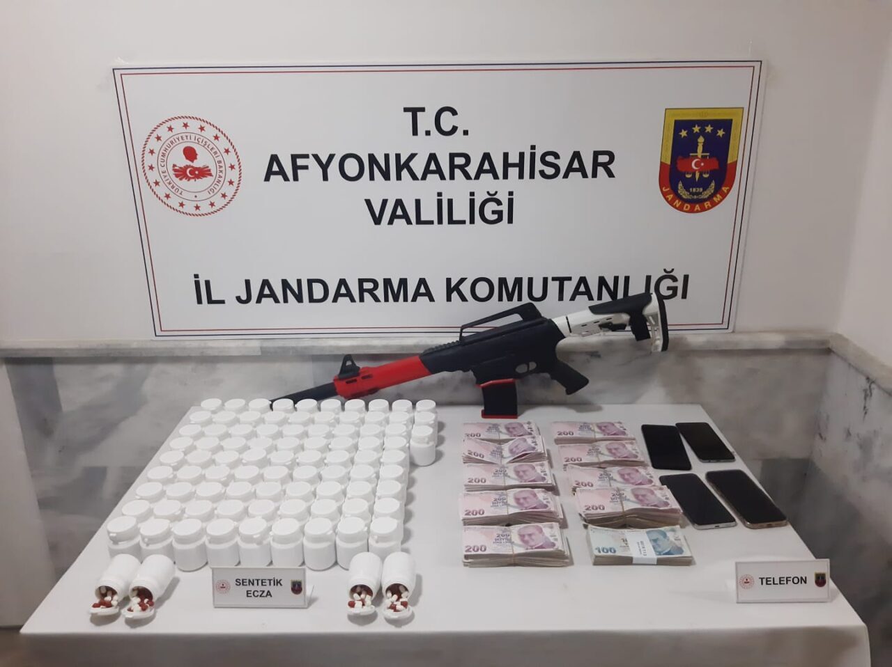 AFYONKARAHİSAR (AA) – Afyonkarahisar'a uyuşturucu operasyonunda 3 şüpheli gözaltına alındı.