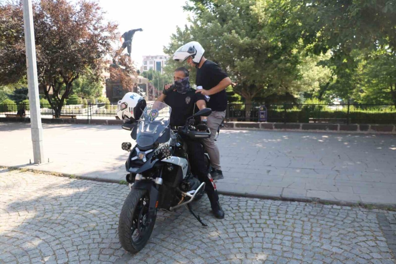 Afyonkarahisar’da bugün gerçekleştirilen YKS sınavında kimliğini unutan ya da kaybeden