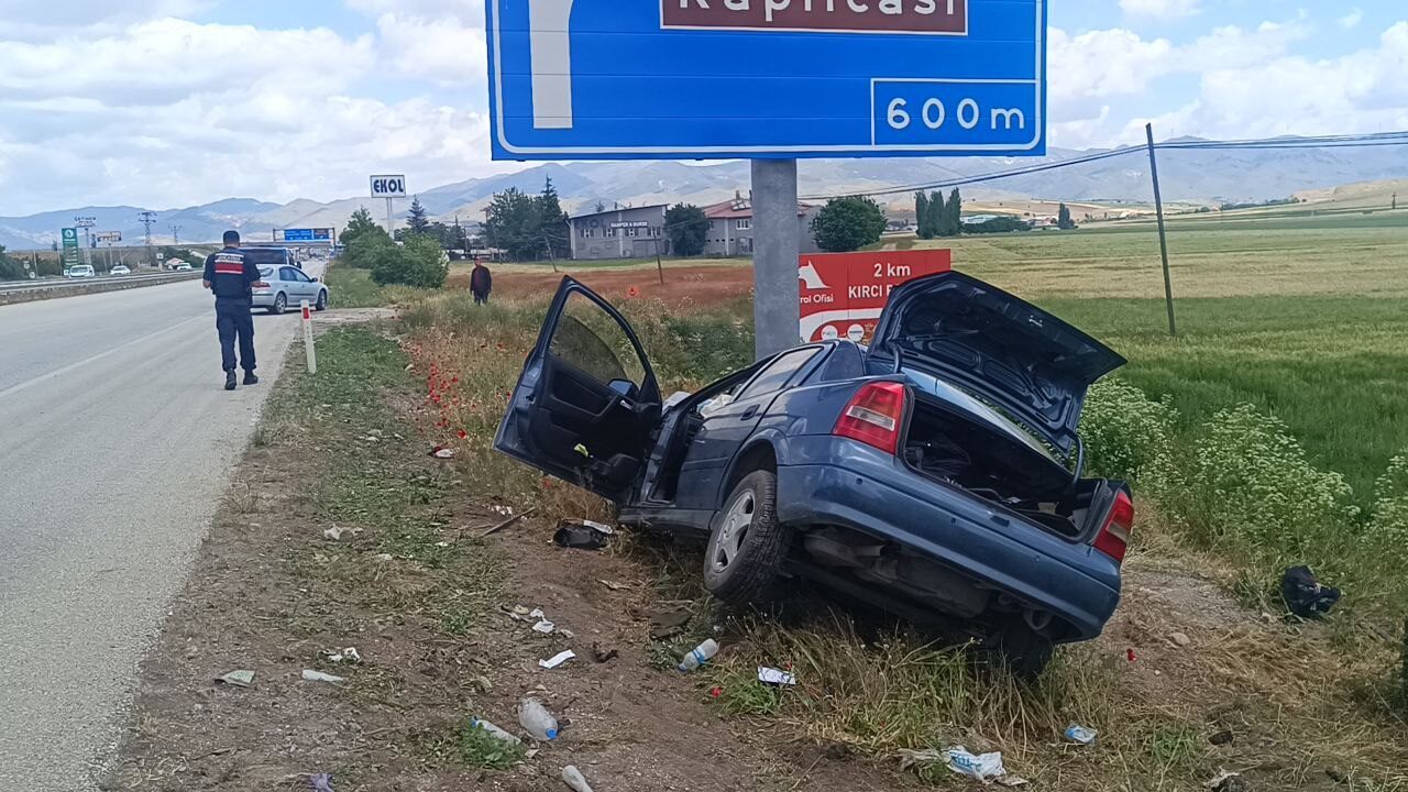 AFYONKARAHİSAR (AA) – Afyonkarahisar'ın Sandıklı ilçesinde, yön tabelasına çarpan otomobildeki