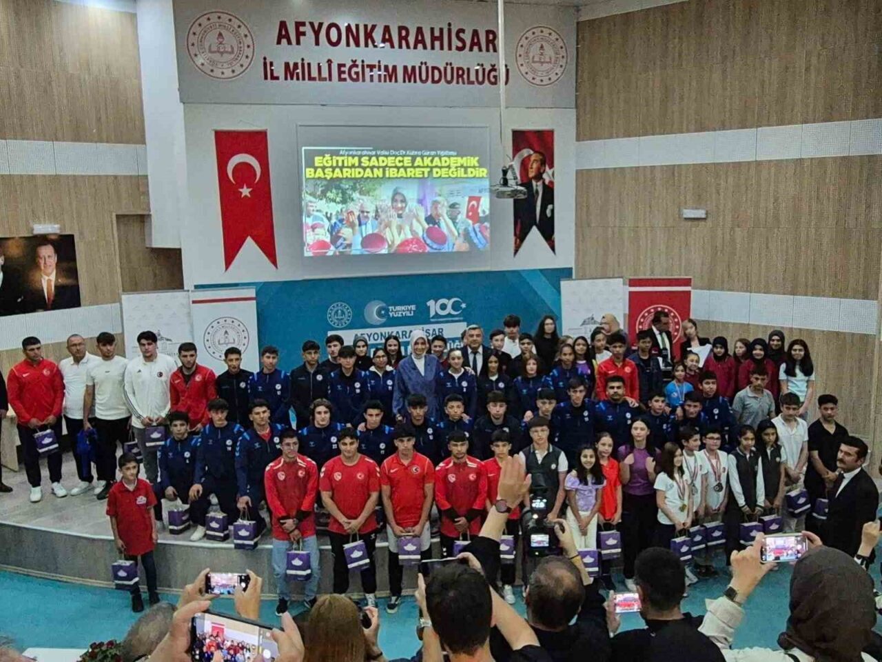 Afyonkarahisar Valiliği himayesinde, İl Milli Eğitim Müdürlüğü tarafından düzenlenen "Zirvedekiler"