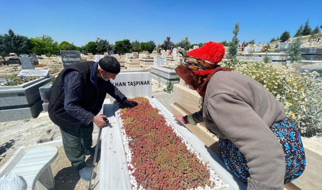 AFYONKARAHİSAR (AA) – Afyonkarahisar'da yaşayan yaşlı çift, Ankara'daki oğullarının kabrine