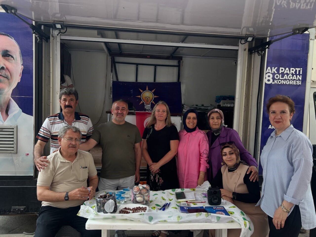AK Parti Bilecik İl Başkanı Serkan Yıldırım, parti üyelik standına