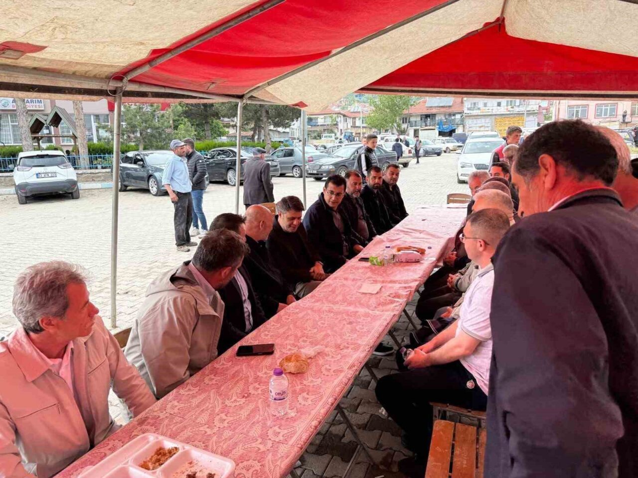 Afyonkarahisar’ın Sinanpaşa ilçesine bağlı Akharım Beldesi’nde geleneksel hâle gelen yağmur