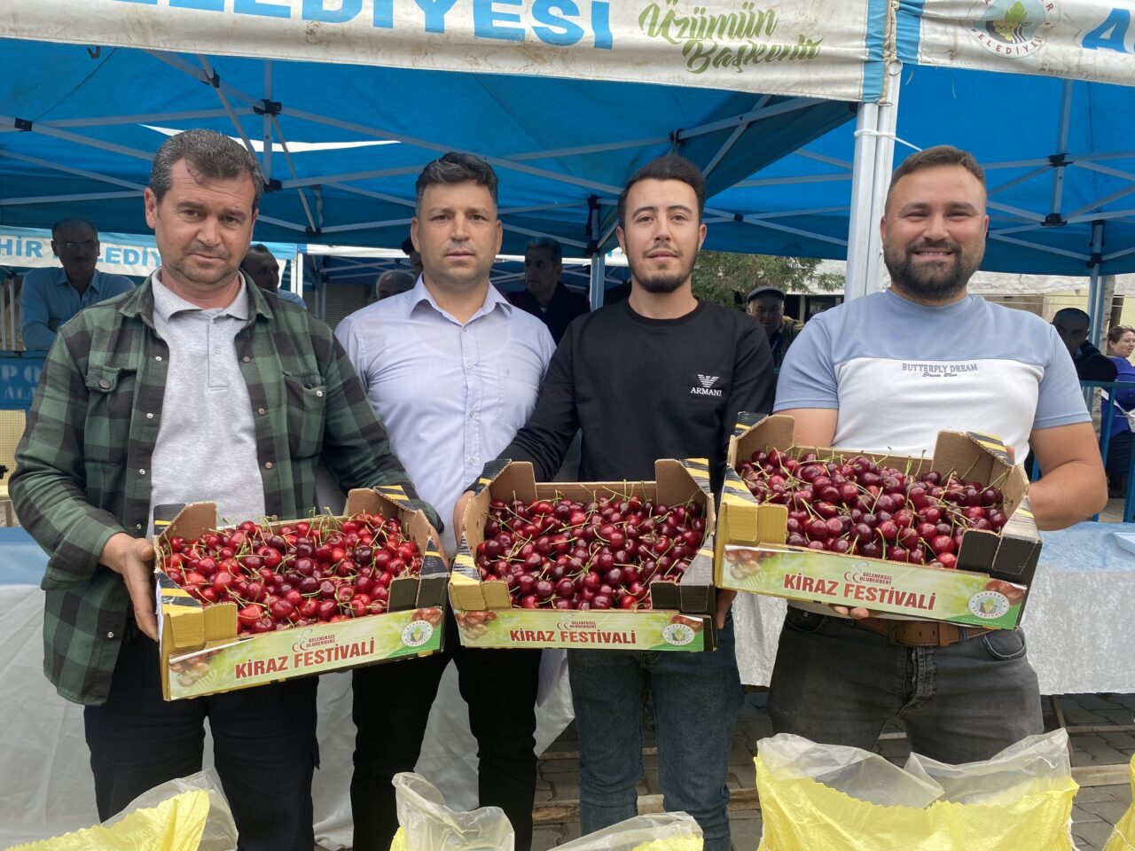 Manisa’nın Alaşehir ilçesinde, Uluderbent Kiraz Festivali kapsamında “en güzel kiraz”