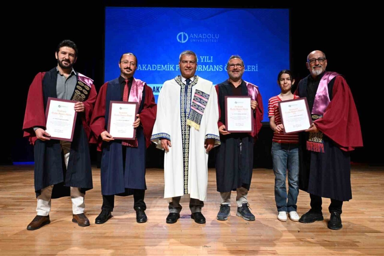 Anadolu Üniversitesi’nin kurum kültürü geleneği olan ’Akademik Performans Ödülleri’ sahiplerini