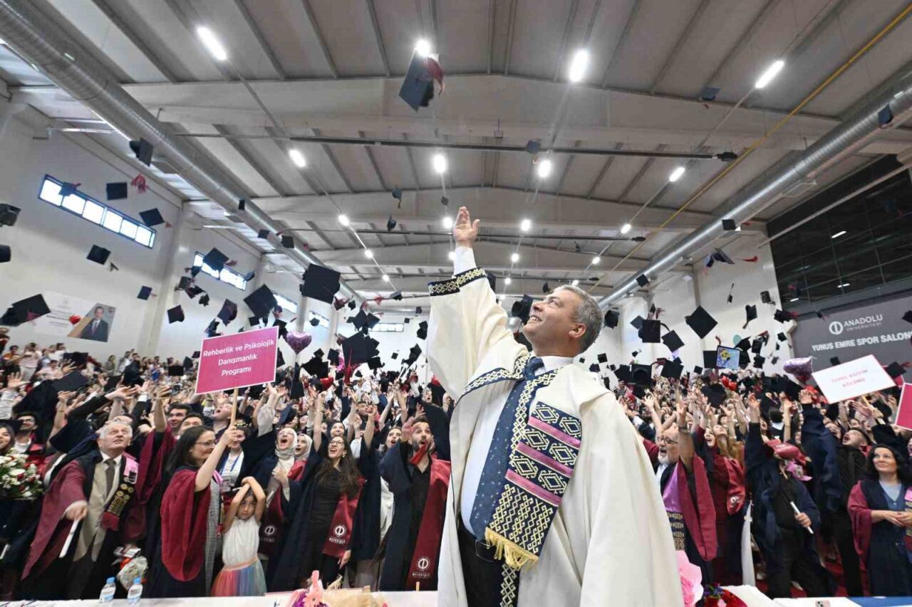 Anadolu Üniversitesi 2024-2025 Akademik Yılı Mezuniyet Törenleri tüm hızıyla devam