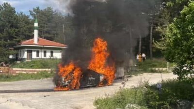 Eskişehir’de bir otomobilin aniden alev aldığı ve vatandaşın yangını kendi