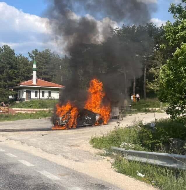 Eskişehir’de bir otomobilin aniden alev aldığı ve vatandaşın yangını kendi