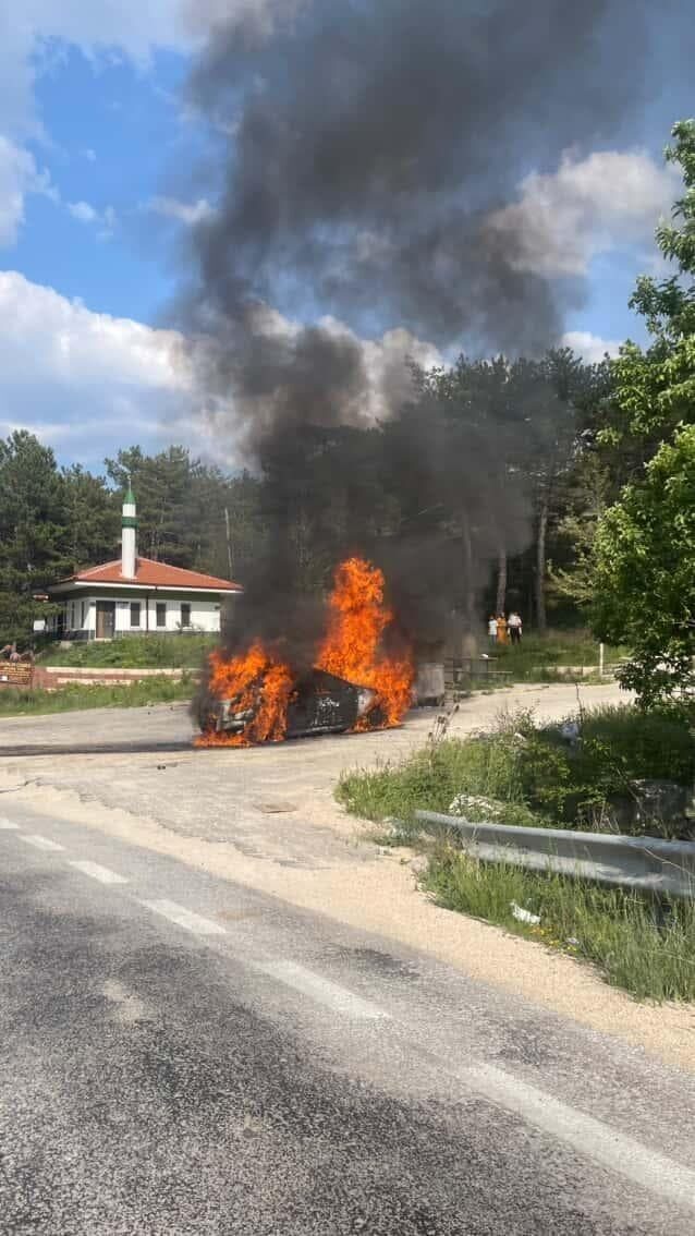 Eskişehir’de bir otomobilin aniden alev aldığı ve vatandaşın yangını kendi