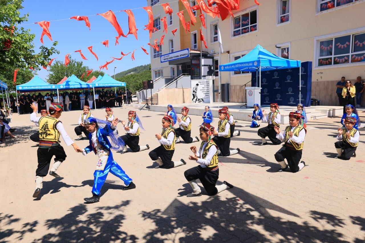  Antalya, Muğla, Isparta ve Burdur'da öğrenciler, okullarda düzenlenen karne töreni