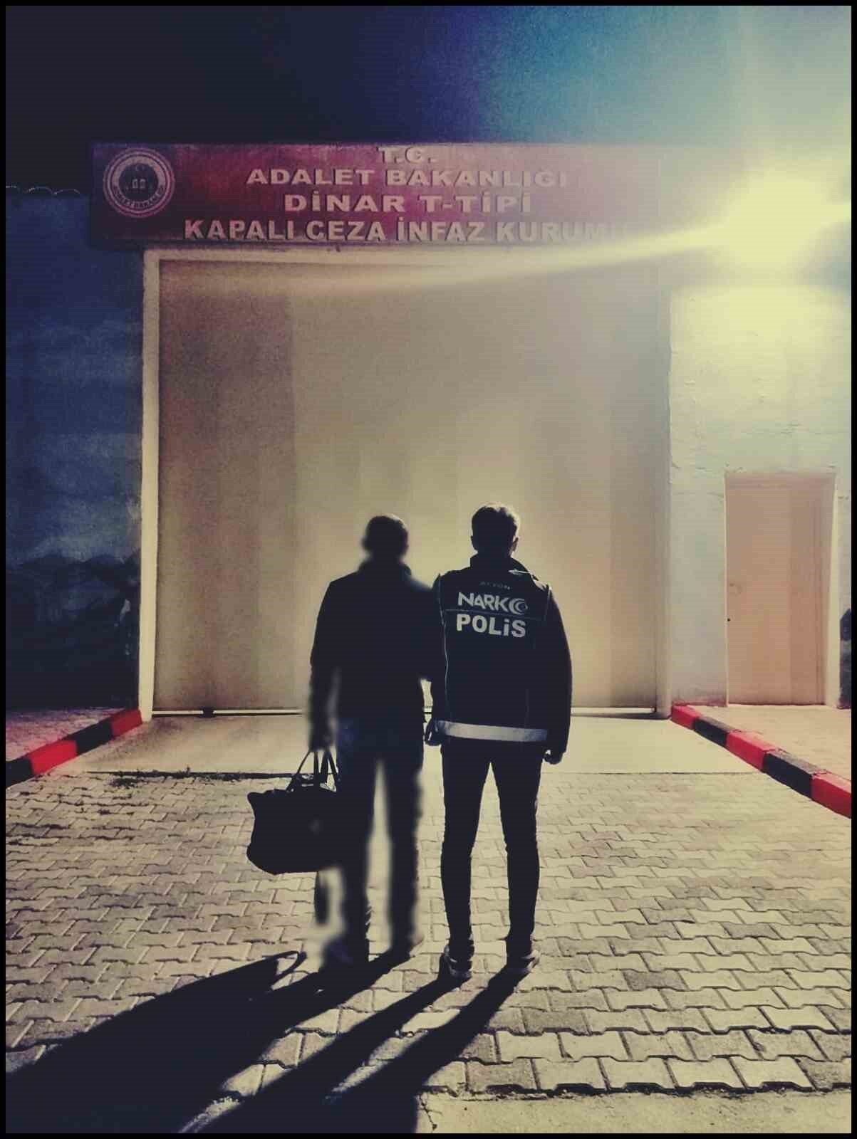 Afyonkarahisar’da 7 yıl 6 ay hapis cezasıyla aranan şahıs polis
