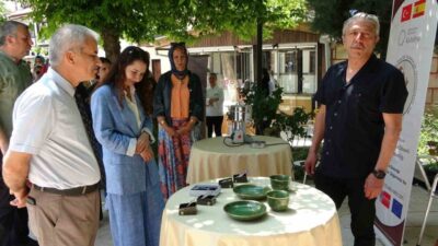 Kütahya Olgunlaşma Enstitüsü’nde atık çiniler ve cam şişeler sanatsal ürünlere