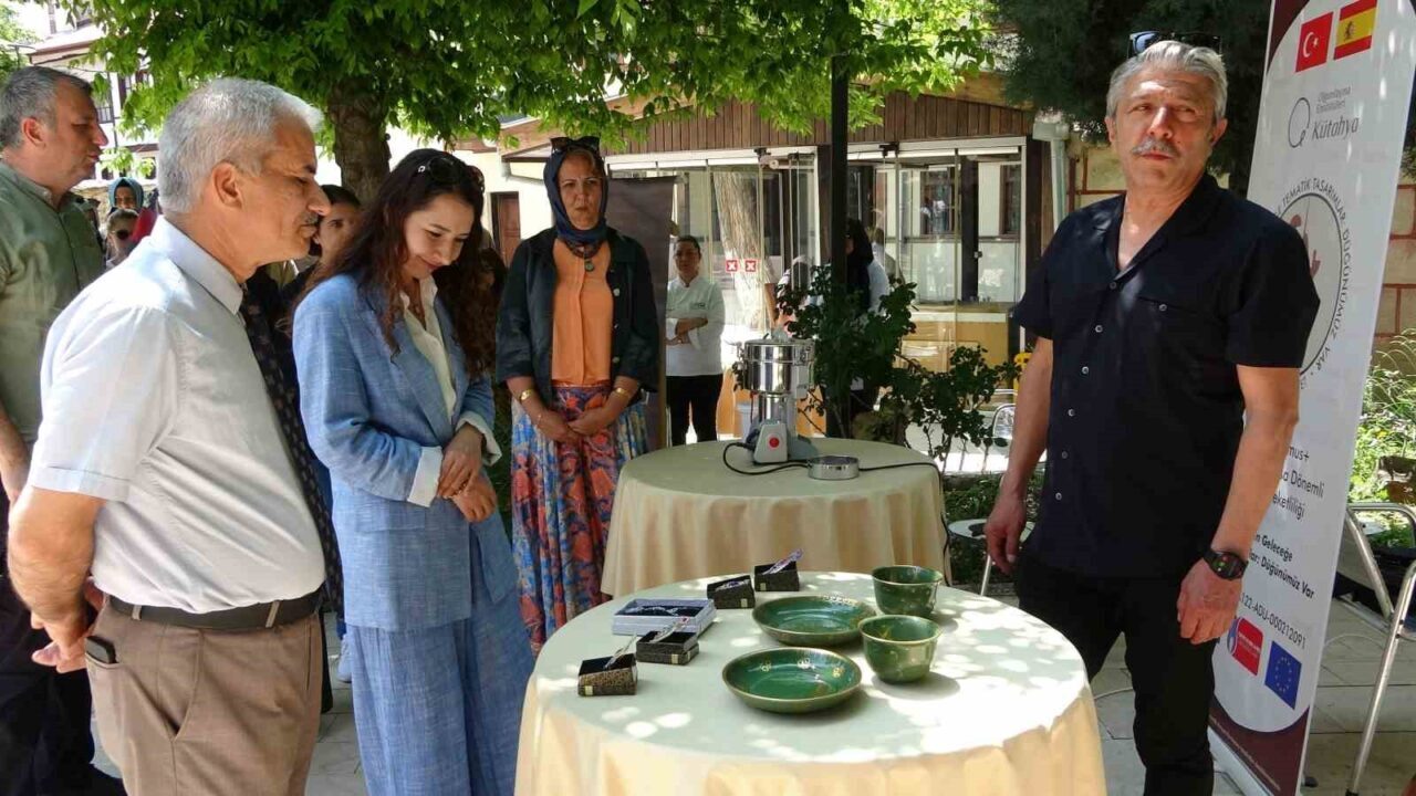 Kütahya Olgunlaşma Enstitüsü’nde atık çiniler ve cam şişeler sanatsal ürünlere