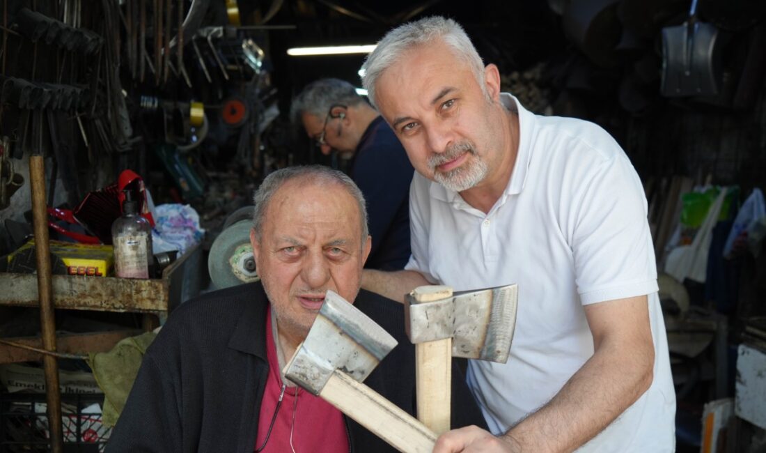 Samsun’un en eski aktif demircilerinden 75 yaşındaki İbrahim Germi, Kurban