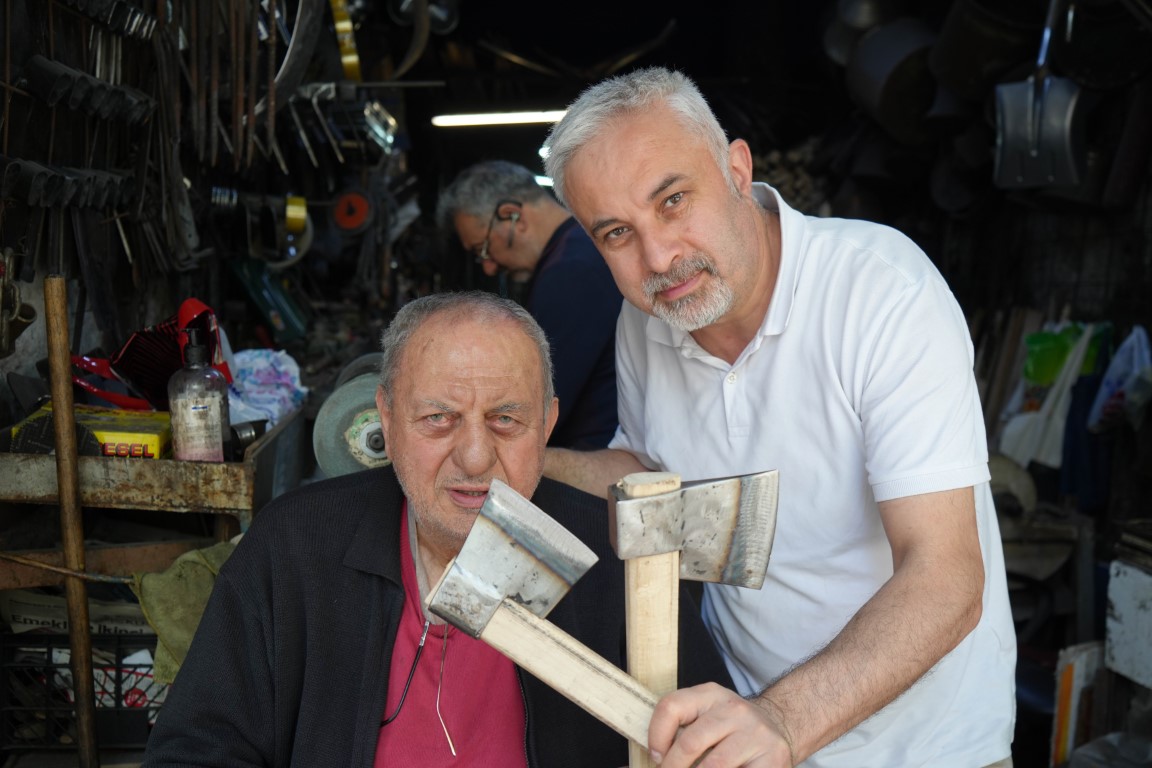 Samsun’un en eski aktif demircilerinden 75 yaşındaki İbrahim Germi, Kurban