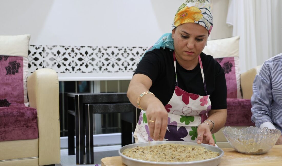 Adana’nın Kozan ilçesinde dayanışma örneği sergileyen 2 kadın bayram öncesi