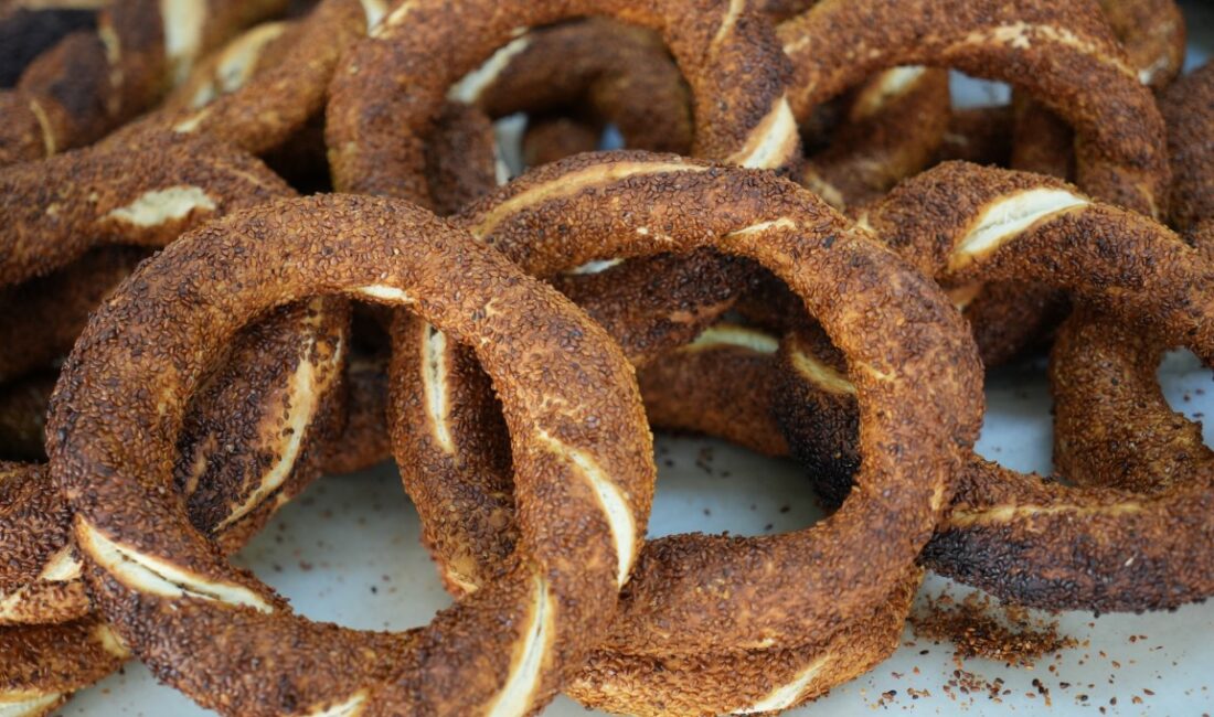 İzmit simidini, ünlü gastronomi yazarı Vedat Milor’un övgüsüyle yeniden gündemde.