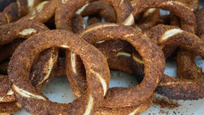 İzmit simidini, ünlü gastronomi yazarı Vedat Milor’un övgüsüyle yeniden gündemde.