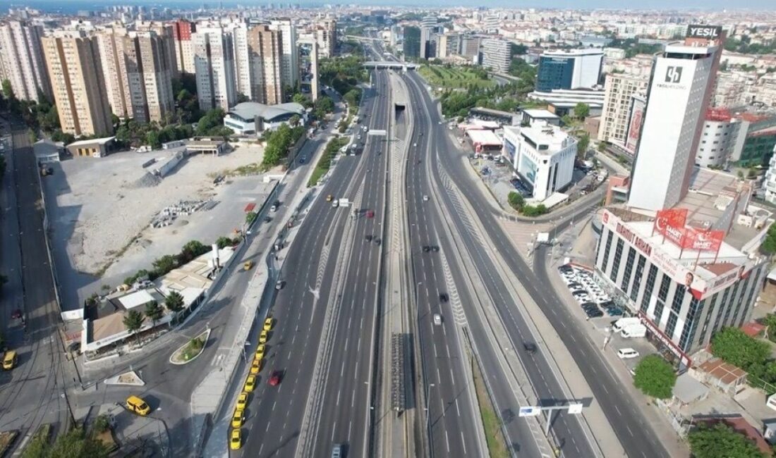 Kurban Bayramının ikinci günü sabahında da yollar boş kaldı. Boş