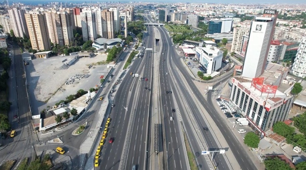 Kurban Bayramının ikinci günü sabahında da yollar boş kaldı. Boş