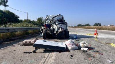 Hatay’da sürücüsünün direksiyon hakimiyetini kaybettiği kamyon, 3 araca çarptı. Kazada