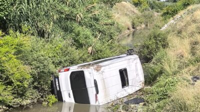 Hatay’ın Dörtyol ilçesinde otomobille çarpışan minibüsün dereye uçma anı kameraya