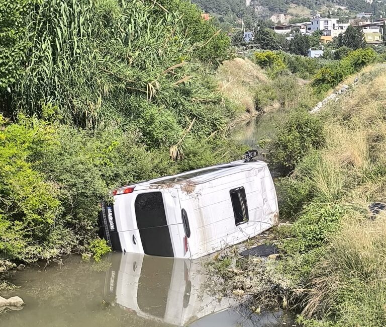 Hatay’ın Dörtyol ilçesinde otomobille çarpışan minibüsün dereye uçma anı kameraya