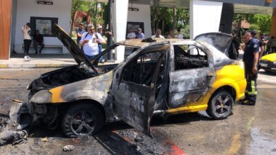
Elazığ’da yolcu bekleyen bir ticari taksi sürücüsü, araçta çakmağı çakması