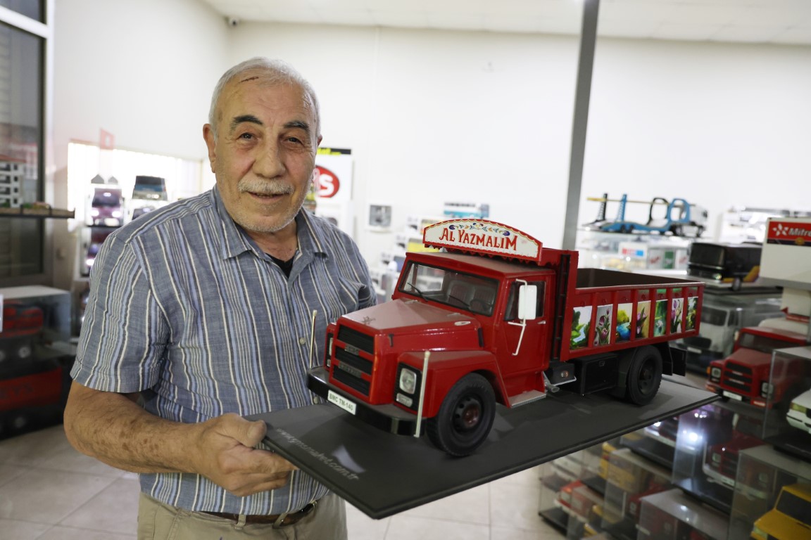 Aydın’ın Efeler ilçesinde hobi amaçlı olarak yaptığı araç maketlerinin sosyal