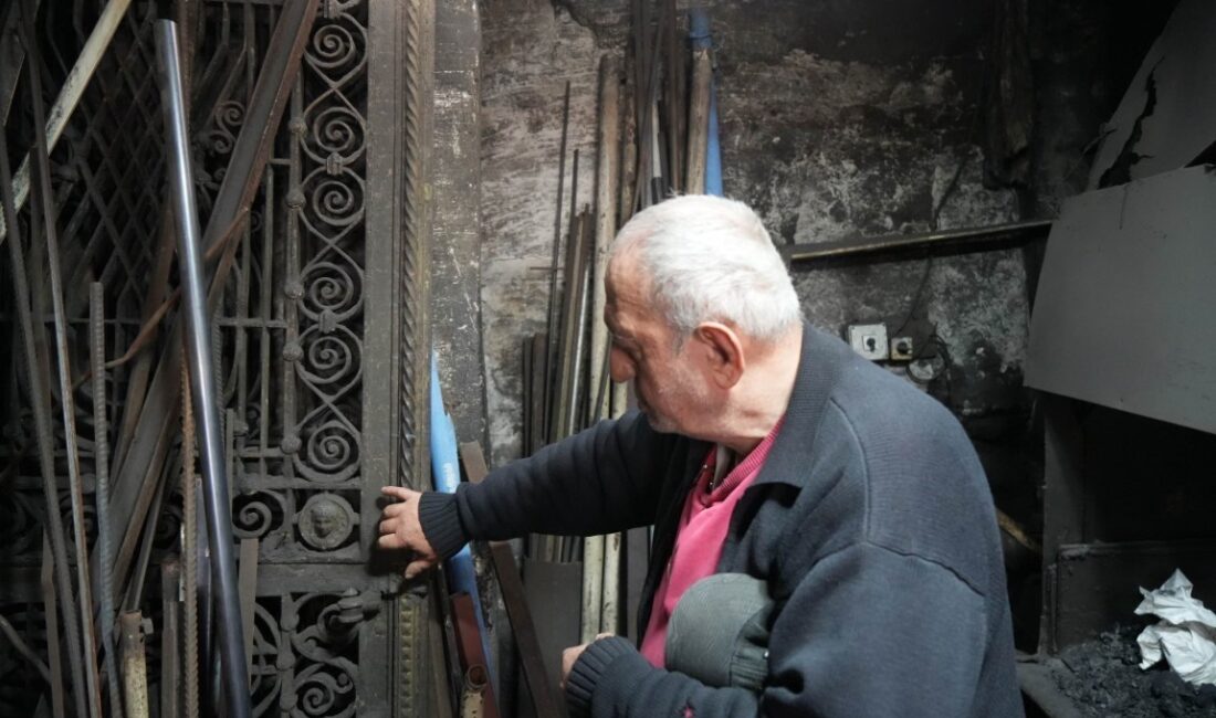 Samsunlu demirci ustası 75 yaşındaki İbrahim Germi, üzerinde "Meryem Ana"