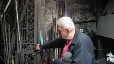 Samsunlu demirci ustası 75 yaşındaki İbrahim Germi, üzerinde "Meryem Ana"