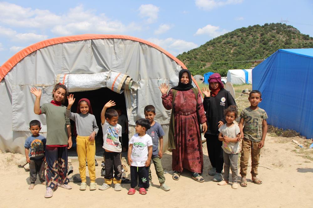 Amasya'da 9 çocuklu mevsimlik tarım işçisi kadın, yetkililerden yaşadıkları çadırların