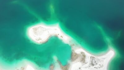 Yeşil ve mavi renkli gölü ve beyaz sahili ile Maldiv