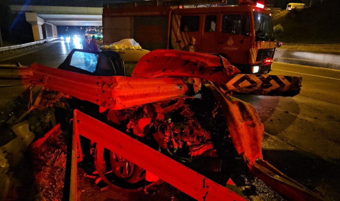Bayrampaşa’da direksiyon hakimiyetini kaybeden otomobil yol kenarındaki bariyerlere ok gibi