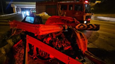 Bayrampaşa’da direksiyon hakimiyetini kaybeden otomobil yol kenarındaki bariyerlere ok gibi