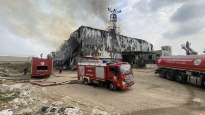 Mersin’de bir pamuk fabrikası deposunda yangın çıktı, çok sayıda ekip