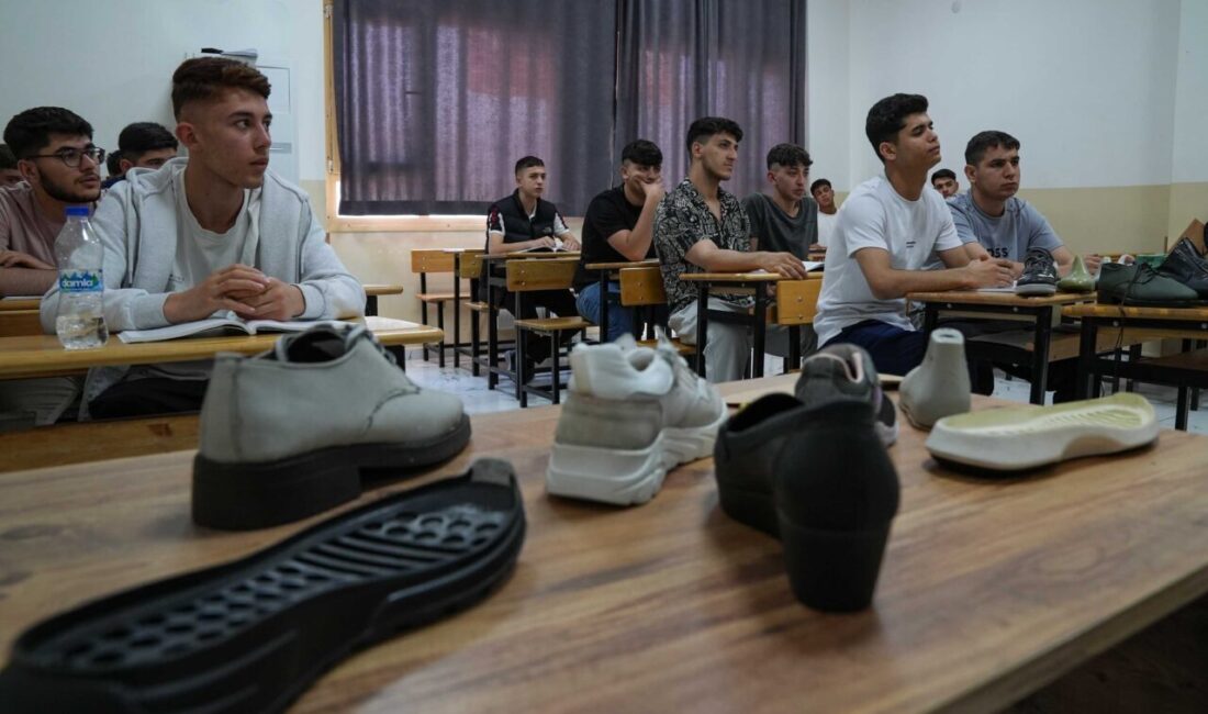 Türkiye’nin önemli ayakkabı üretim merkezlerinden İzmir’de açılan mesleki eğitim merkezi,