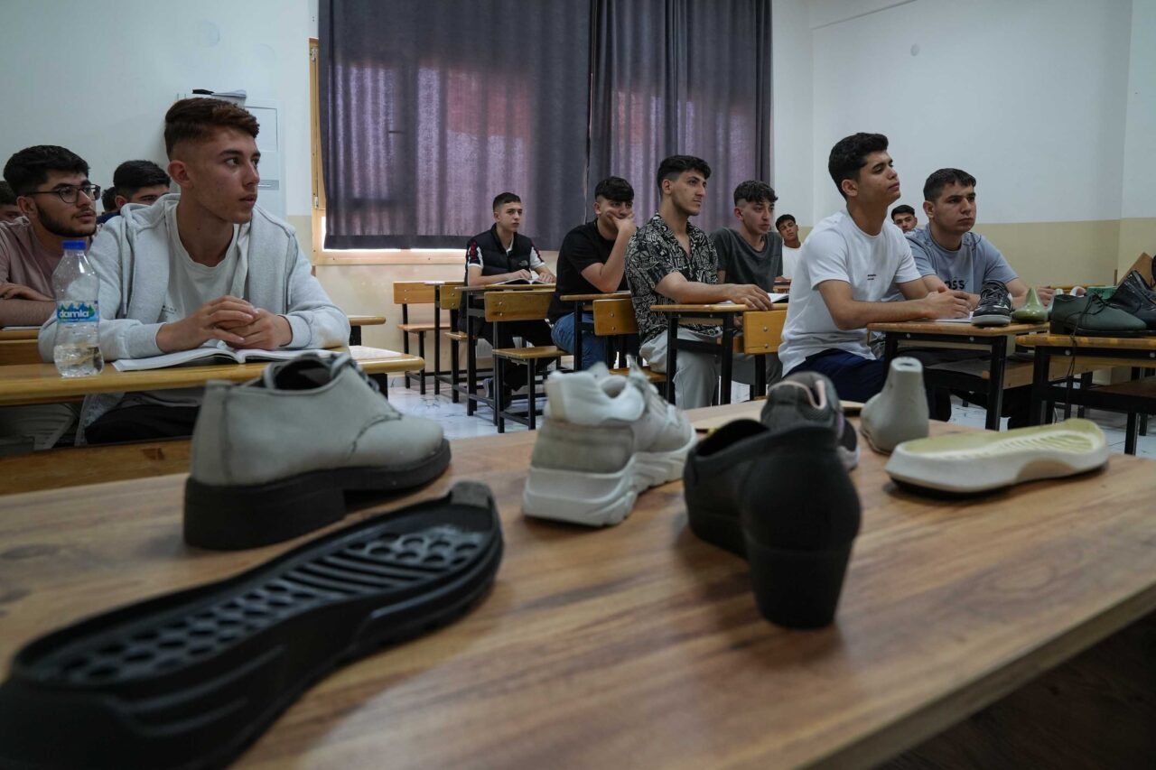 Türkiye’nin önemli ayakkabı üretim merkezlerinden İzmir’de açılan mesleki eğitim merkezi,