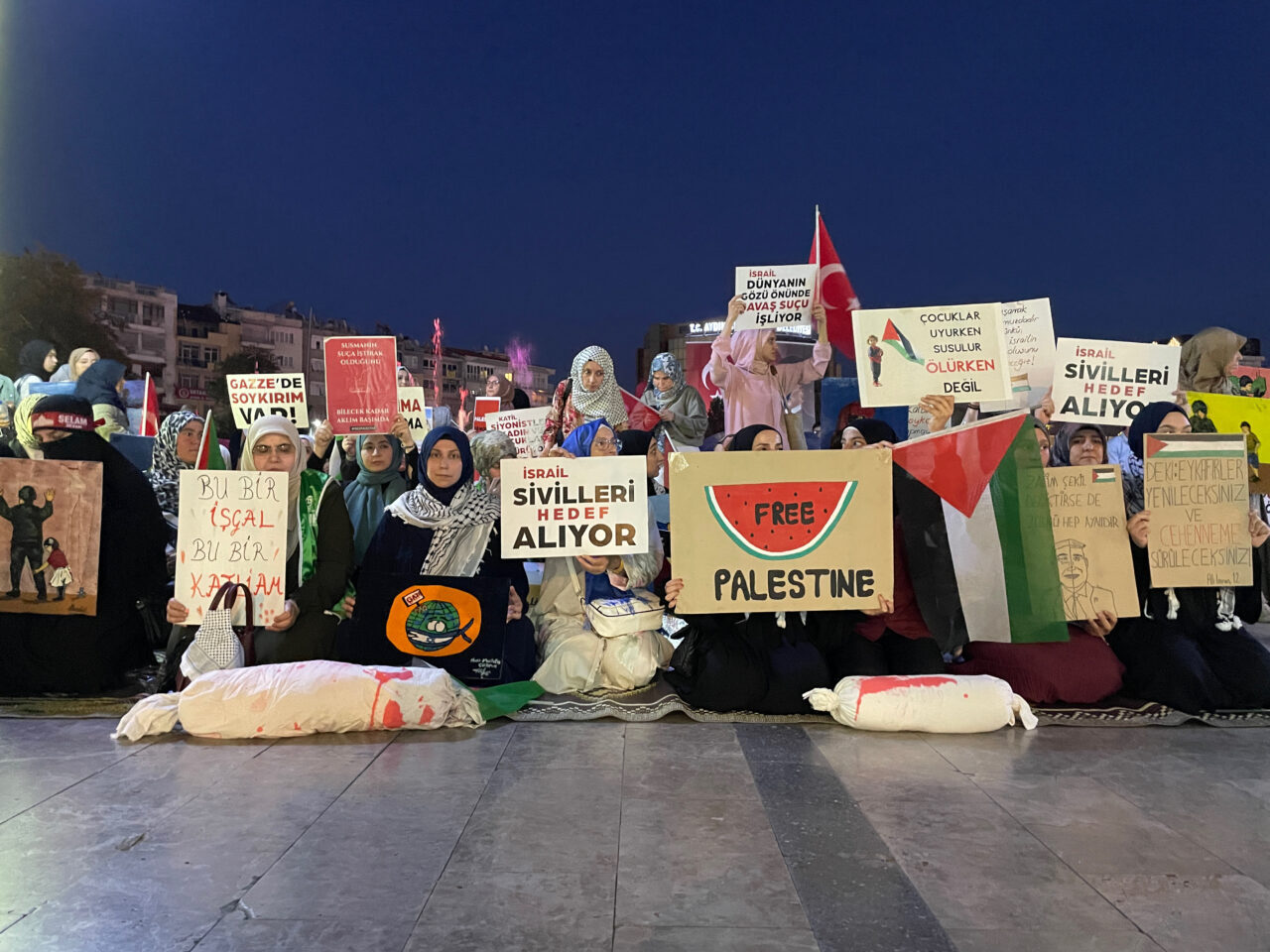 Aydın’ın Efeler ilçesinde İsrail’in Gazze’ye yönelik saldırıları oturma eylemiyle protesto